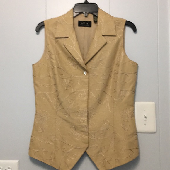 Dana Buchman Tops - Super sexy embroidered tux—bottomed top